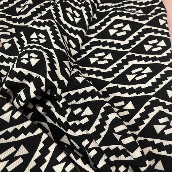 Forever 21 Geometric Sweater🖤 - Picture 4 of 4